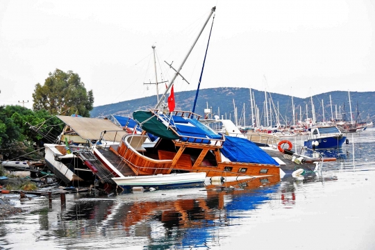 Gempa disusul tsunami porak-porandakan Turki dan Yunani