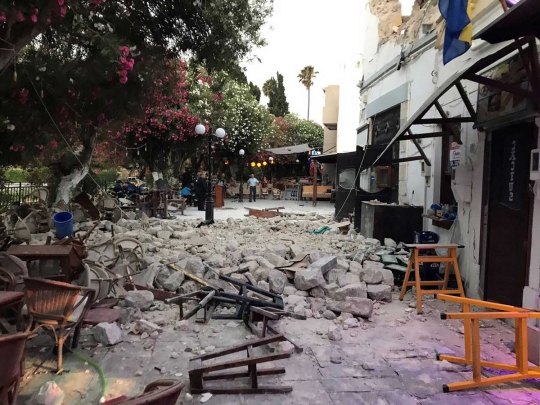 Gempa disusul tsunami porak-porandakan Turki dan Yunani