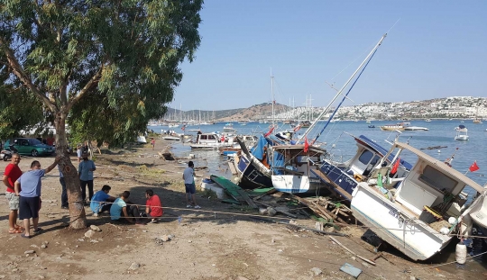 Gempa disusul tsunami porak-porandakan Turki dan Yunani