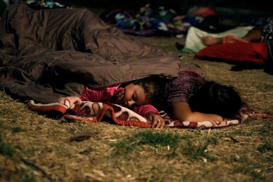 Takut gempa susulan, warga Yunani tidur di luar