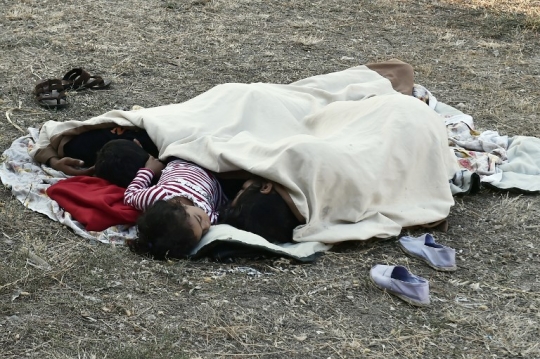 Takut gempa susulan, warga Yunani tidur di luar