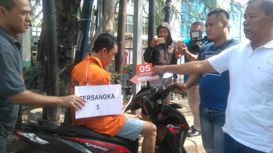 Adegan para perampok saat membunuh Davidson di SPBU Daan Mogot