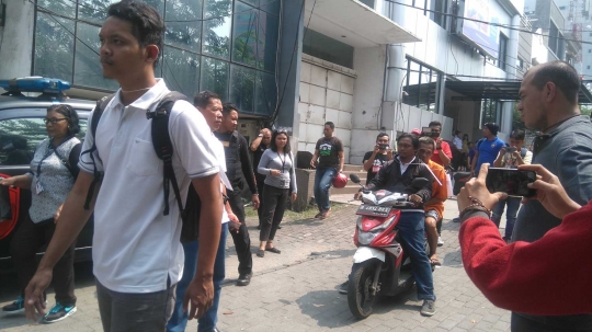 Adegan para perampok saat membunuh Davidson di SPBU Daan Mogot