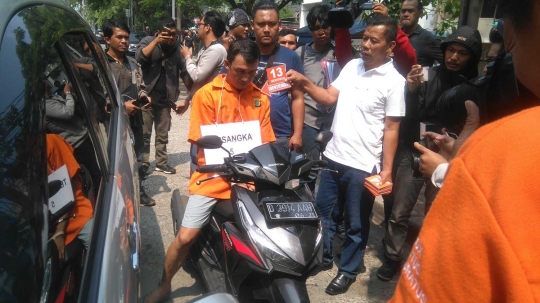 Adegan para perampok saat membunuh Davidson di SPBU Daan Mogot