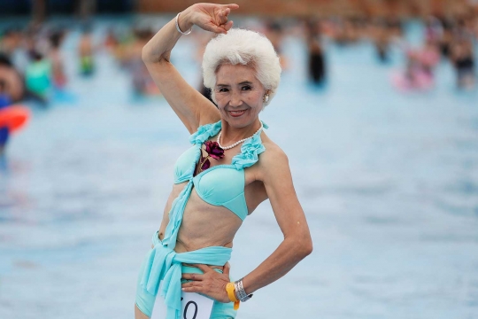 Pose nenek-nenek bila ikuti kontes bikini