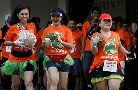 Uniknya lomba lari sambil bawa durian di Singapura