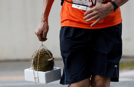 Uniknya lomba lari sambil bawa durian di Singapura