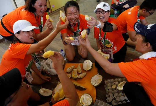 Uniknya lomba lari sambil bawa durian di Singapura