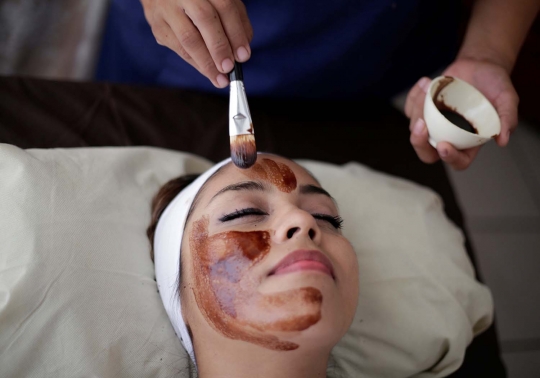 Menjaga kesehatan kulit wajah dengan masker coklat