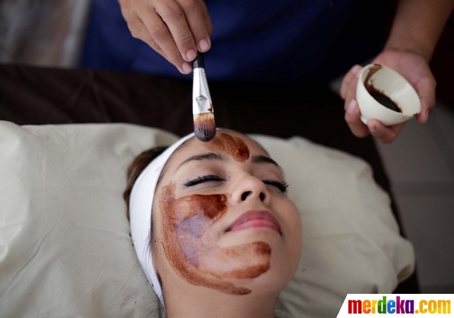  Foto Menjaga kesehatan kulit wajah dengan masker coklat 