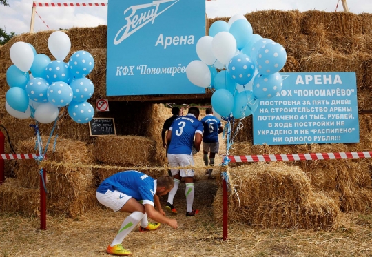 Serunya turnamen sepakbola di lapangan jerami