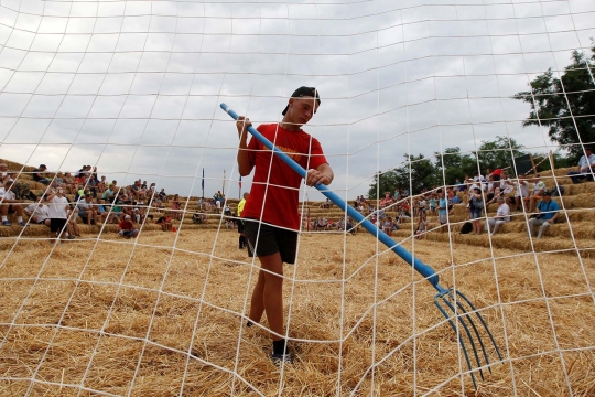 Serunya turnamen sepakbola di lapangan jerami