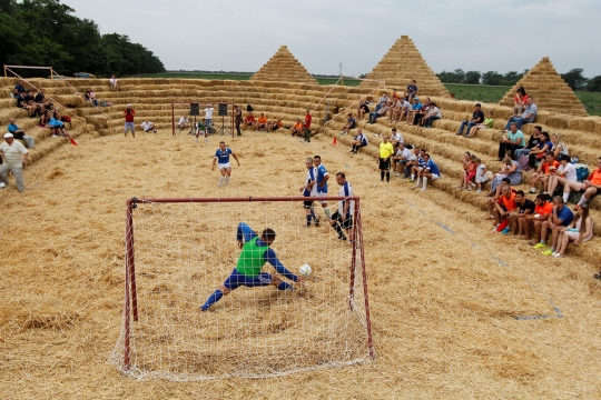 Serunya turnamen sepakbola di lapangan jerami