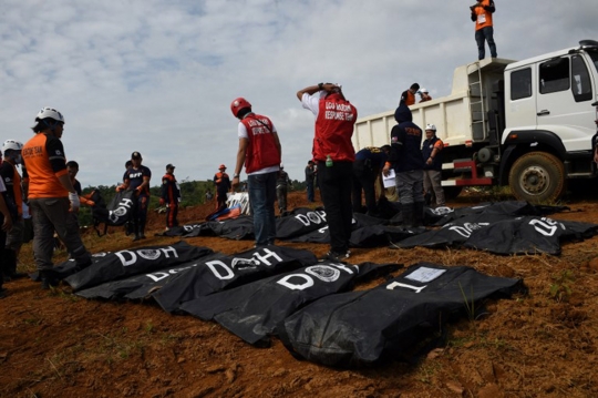 Pemakaman massal ratusan korban perang Marawi