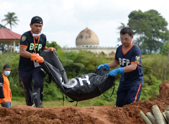 Pemakaman massal ratusan korban perang Marawi