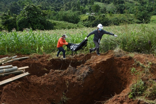 Pemakaman massal ratusan korban perang Marawi