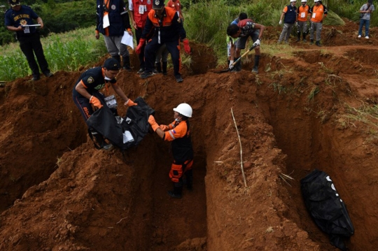 Pemakaman massal ratusan korban perang Marawi