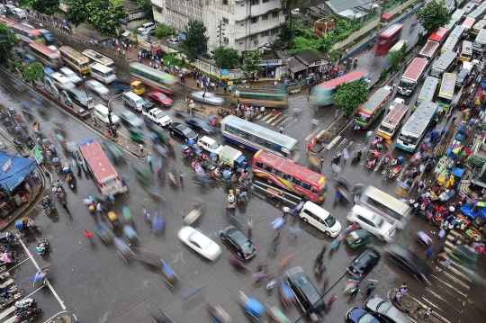 Semrawutnya jalanan di Dhaka dikepung kemacetan