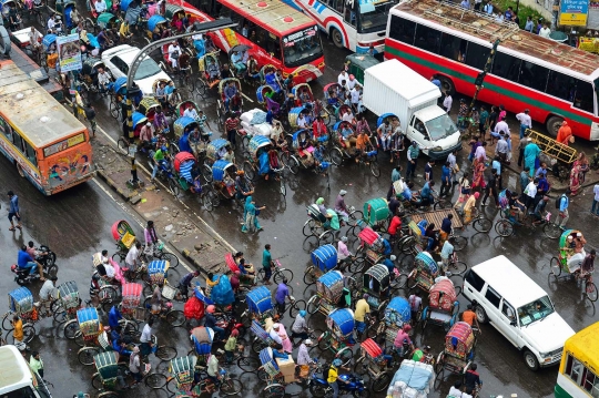 Semrawutnya jalanan di Dhaka dikepung kemacetan