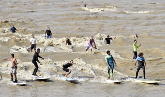 Ajaib, bermain selancar di Sungai Dordogne
