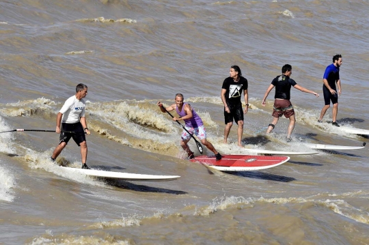 Ajaib, bermain selancar di Sungai Dordogne