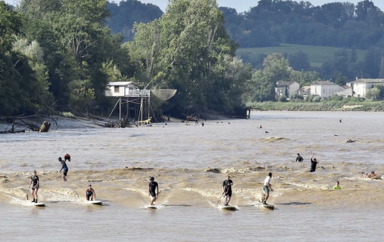 Ajaib, bermain selancar di Sungai Dordogne