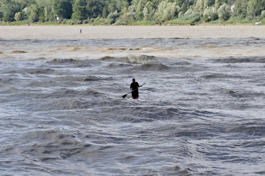 Ajaib, bermain selancar di Sungai Dordogne