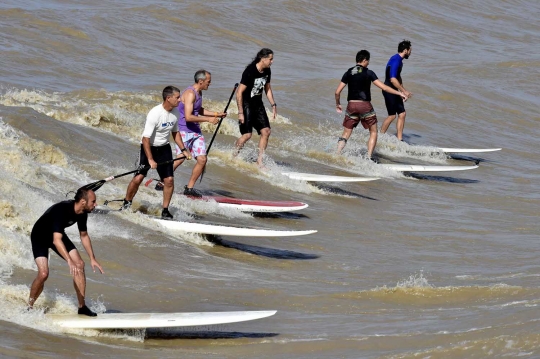 Ajaib, bermain selancar di Sungai Dordogne