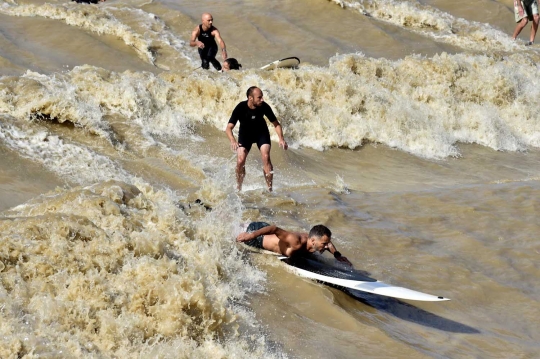 Ajaib, bermain selancar di Sungai Dordogne