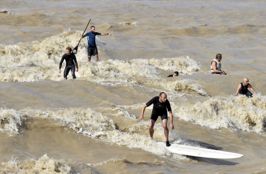Ajaib, bermain selancar di Sungai Dordogne