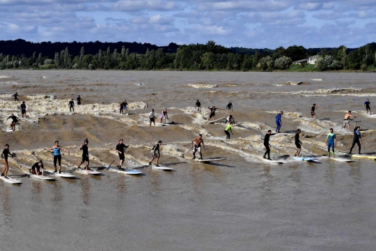 Ajaib, bermain selancar di Sungai Dordogne