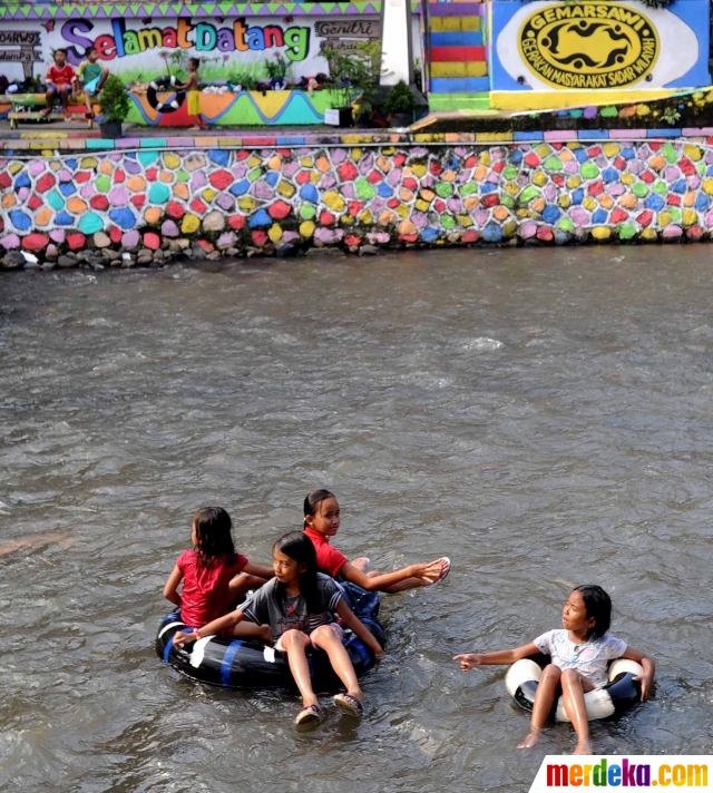 Foto Keseruan anak anak Ngalun di Kampung Warna Warni Foto Keseruan anak anak Ngalun di Kampung Warna Warni