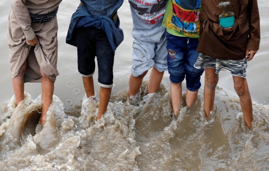 Banjir parah ubah jalanan di Yaman jadi 'sungai'
