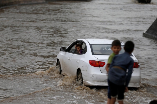 Banjir parah ubah jalanan di Yaman jadi 'sungai'