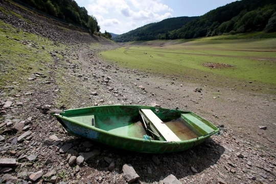 Nyaris kering, begini rupa waduk yang tenggelamkan 3 desa di Jerman