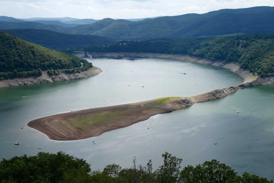 Nyaris kering, begini rupa waduk yang tenggelamkan 3 desa di Jerman