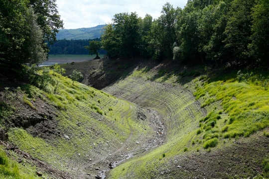 Nyaris kering, begini rupa waduk yang tenggelamkan 3 desa di Jerman