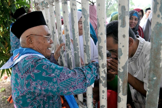 Tangis haru pecah saat keluarga antar calon jemaah haji masuk asrama