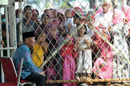 Tangis haru pecah saat keluarga antar calon jemaah haji masuk asrama