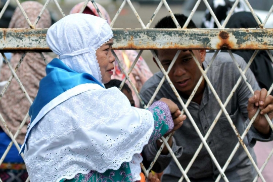 Tangis haru pecah saat keluarga antar calon jemaah haji masuk asrama