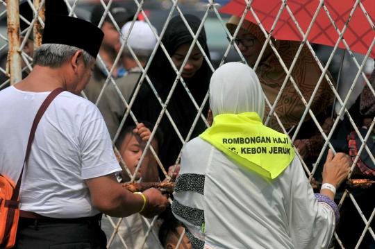 Tangis haru pecah saat keluarga antar calon jemaah haji masuk asrama