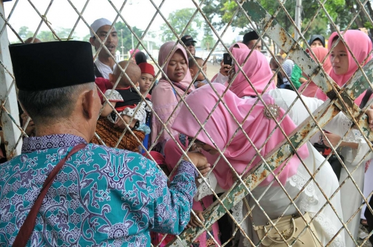 Tangis haru pecah saat keluarga antar calon jemaah haji masuk asrama