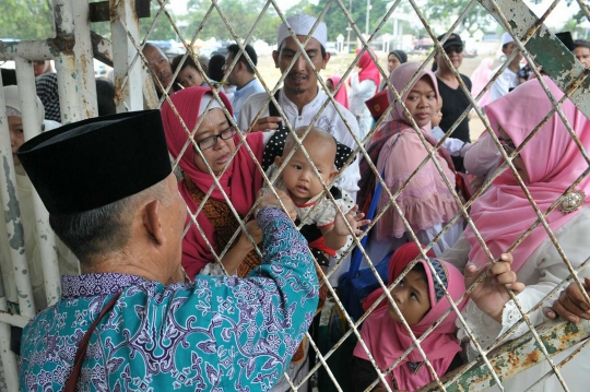 Tangis haru pecah saat keluarga antar calon jemaah haji masuk asrama