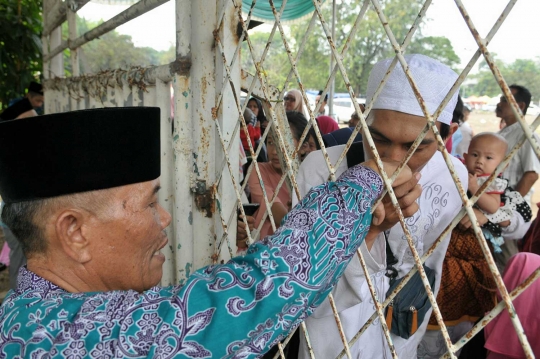 Tangis haru pecah saat keluarga antar calon jemaah haji masuk asrama