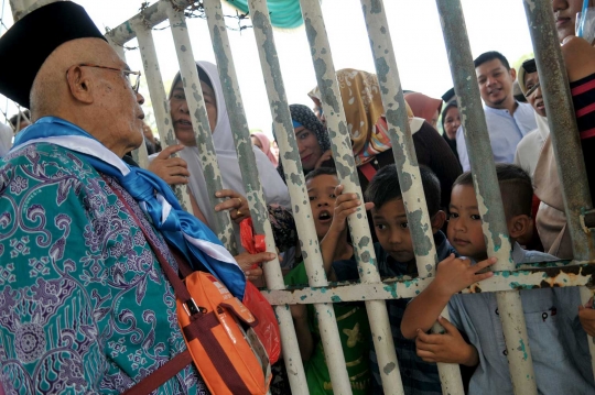 Tangis haru pecah saat keluarga antar calon jemaah haji masuk asrama