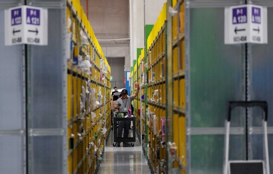 Melihat gudang toko online Amazon yang baru dibuka di Singapura