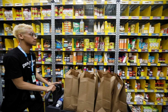 Melihat gudang toko online Amazon yang baru dibuka di Singapura