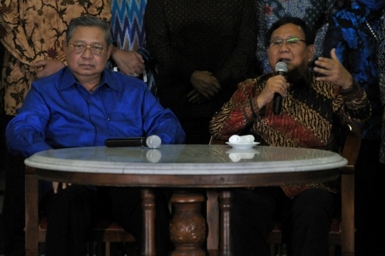 Hangatnya pertemuan SBY dan Prabowo di Cikeas