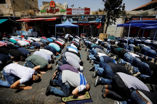 Potret miris warga Palestina salat Jumat dijaga ketat polisi Israel