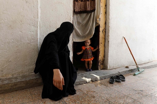 Meratapi perempuan & anak-anak kerabat militan ISIS hidup terlantar